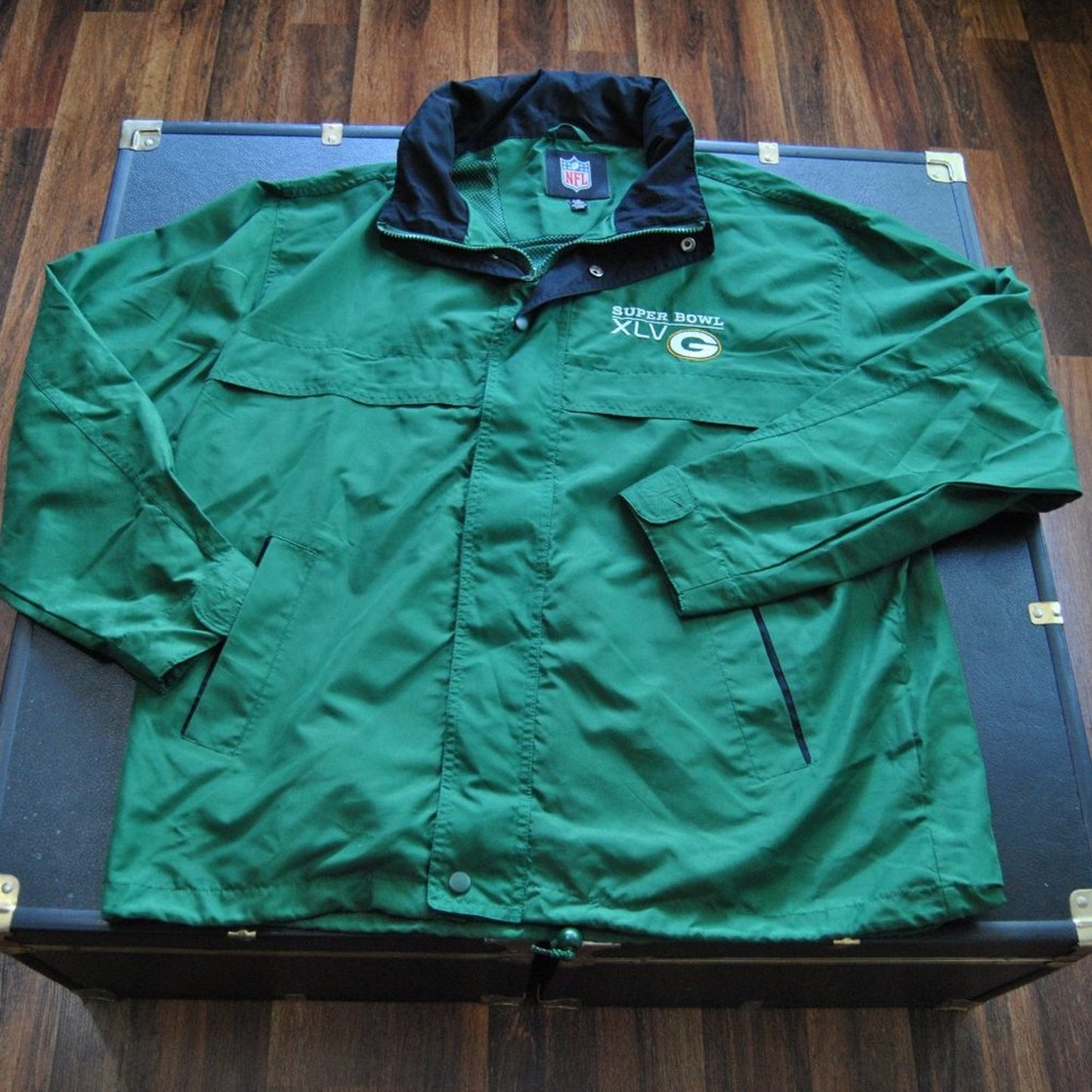 Green Bay Packers XLV NFL Large Green Windbreaker w/ Hideaway Hood