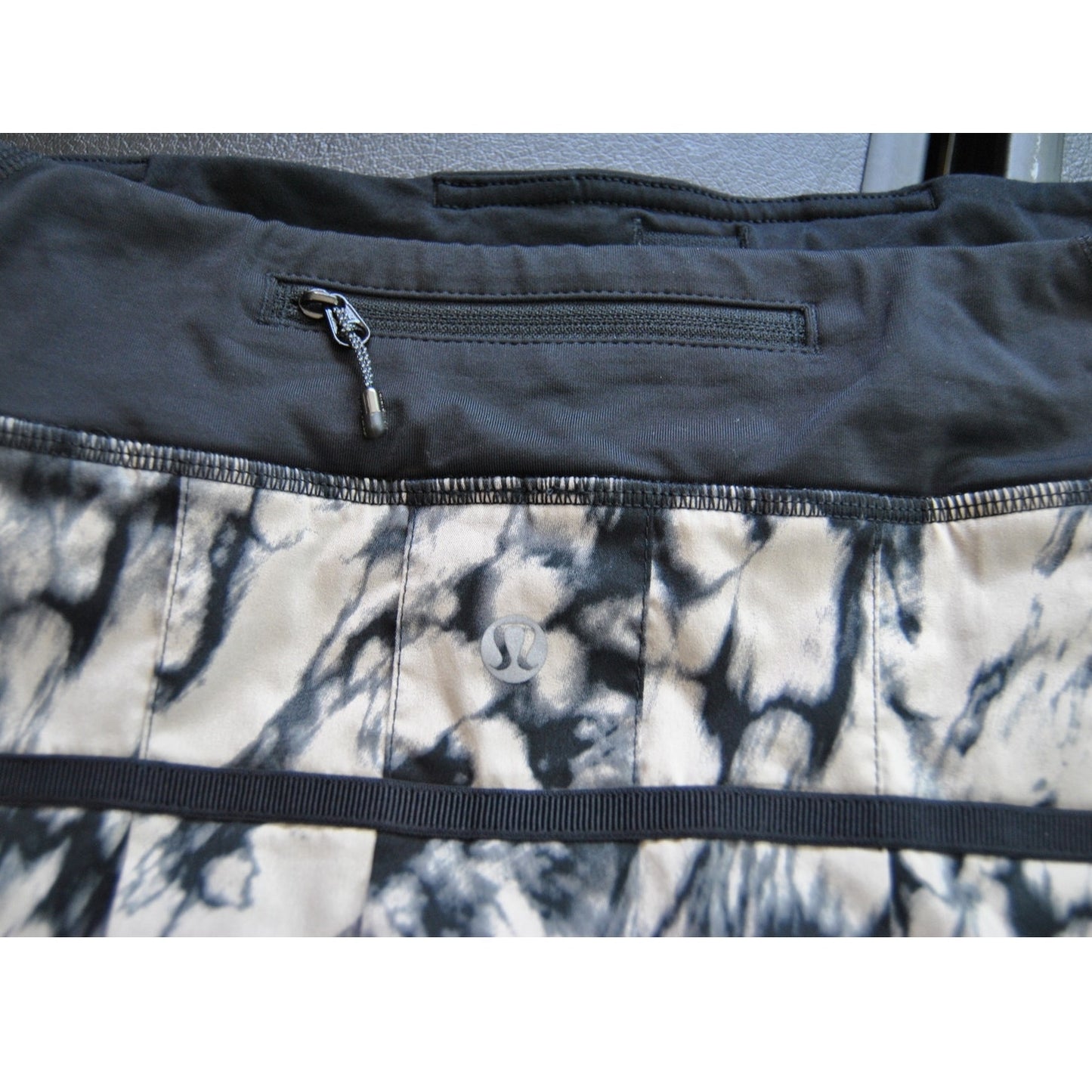 Lululemon Black White Size: 6 Skirt