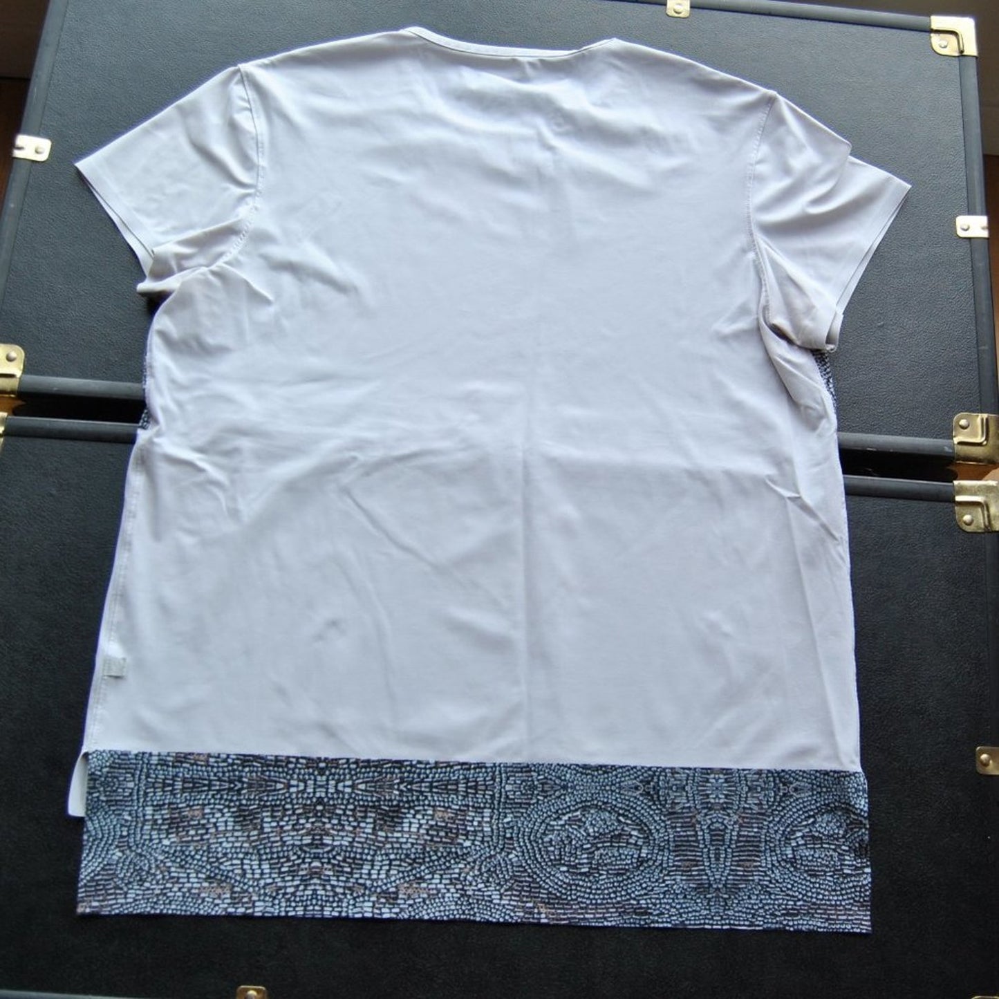 Lululemon Graphic Design White Short Sleeve Shirt Size: 20 inches x 26.5 inches