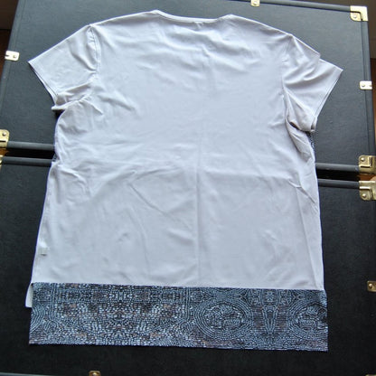 Lululemon Graphic Design White Short Sleeve Shirt Size: 20 inches x 26.5 inches