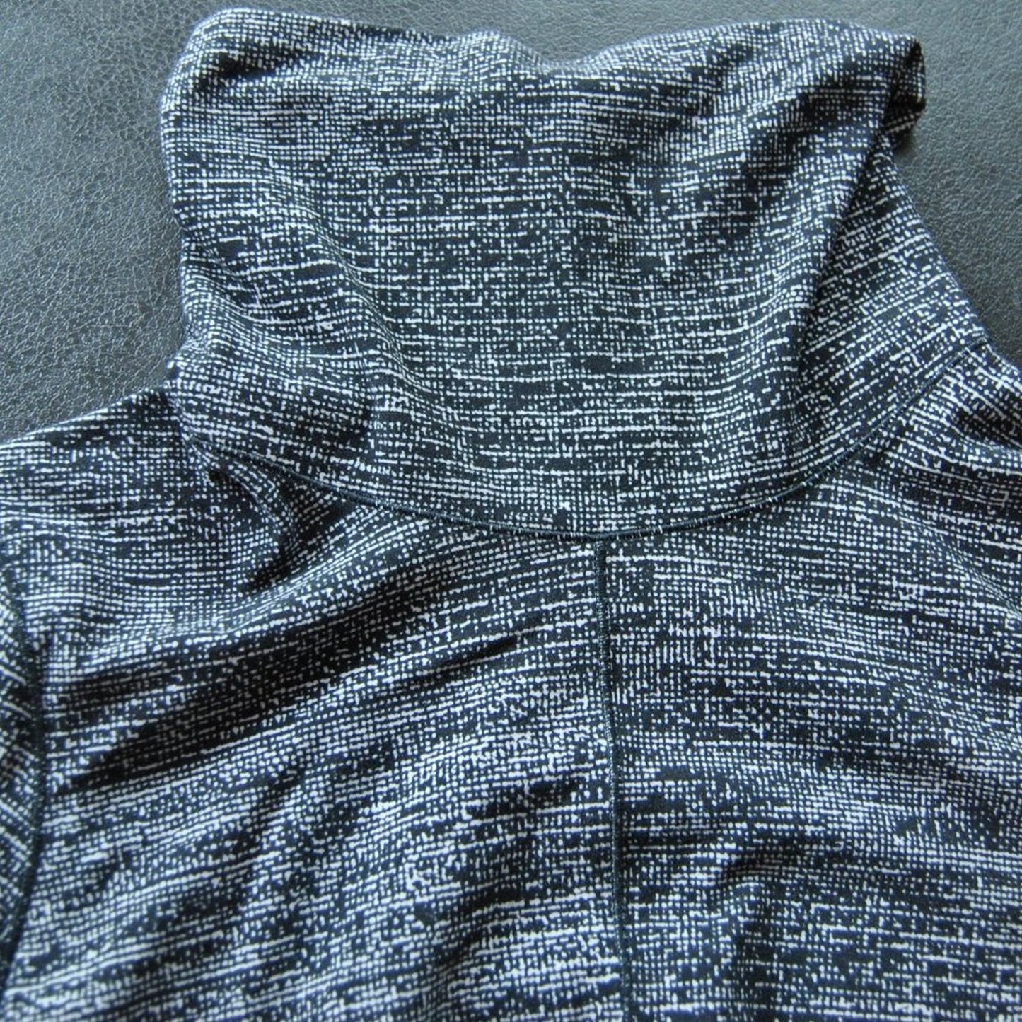 Lululemon Athletica Size 4 Turtle Neck Pullover Sweater Black & White Design