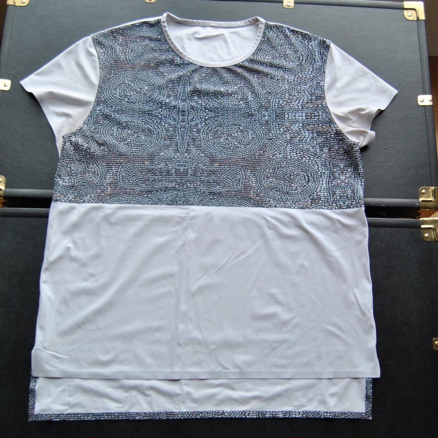 Lululemon Graphic Design White Short Sleeve Shirt Size: 20 inches x 26.5 inches