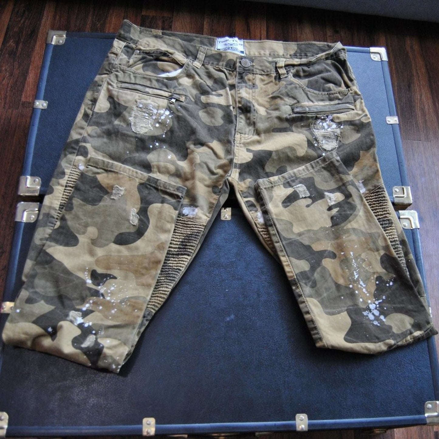 Twenty Two Oz Green Camo with White Paint Splatters Style Pants 42/32