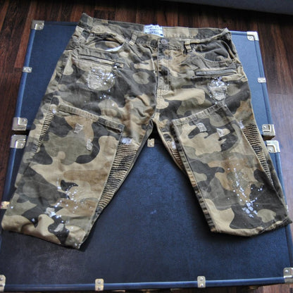Twenty Two Oz Green Camo with White Paint Splatters Style Pants 42/32