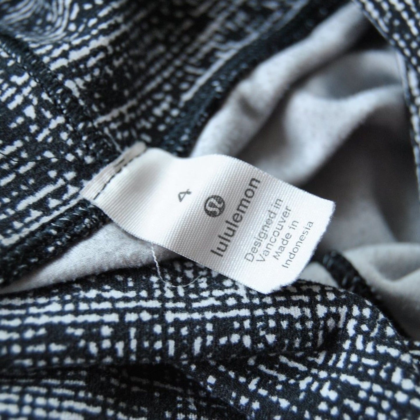 Lululemon Athletica Size 4 Turtle Neck Pullover Sweater Black & White Design