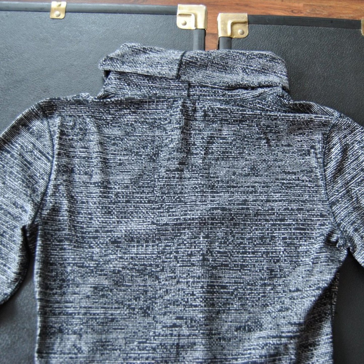 Lululemon Athletica Size 4 Turtle Neck Pullover Sweater Black & White Design