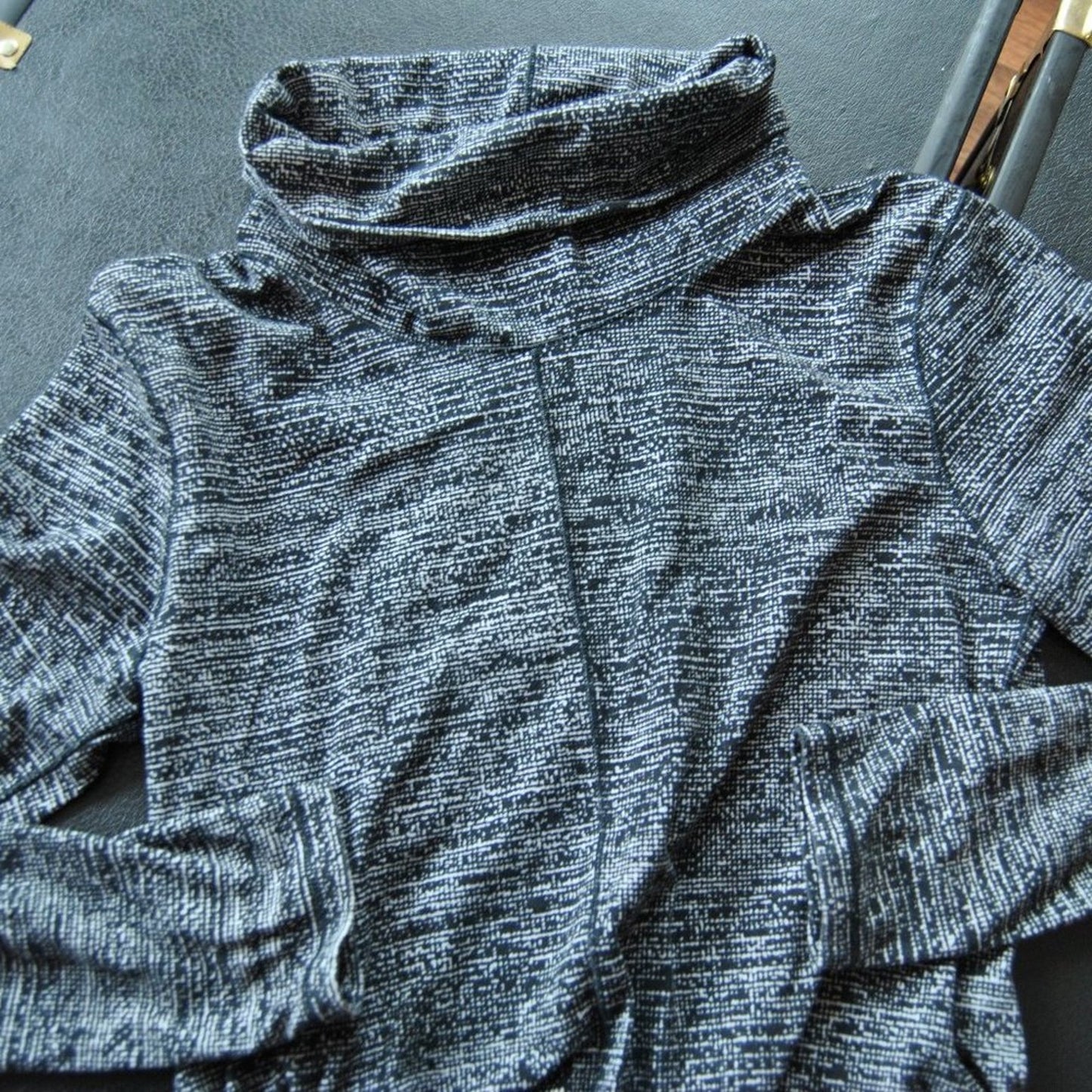 Lululemon Athletica Size 4 Turtle Neck Pullover Sweater Black & White Design