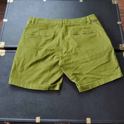 Lululemon Size: 34 Green Shorts w/ Zipper Pocket