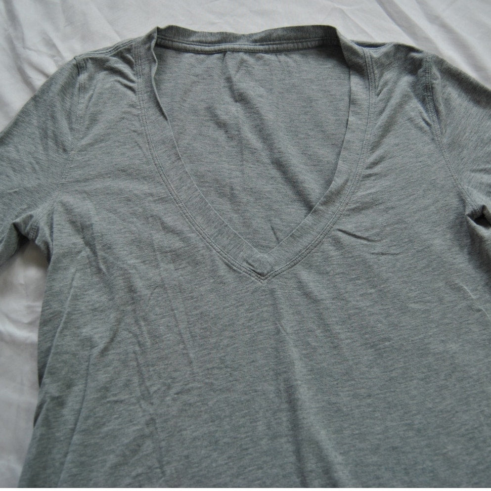 Lululemon Gray Love V-Neck Short Sleeve Shirt X-Small Fit (No Tag)