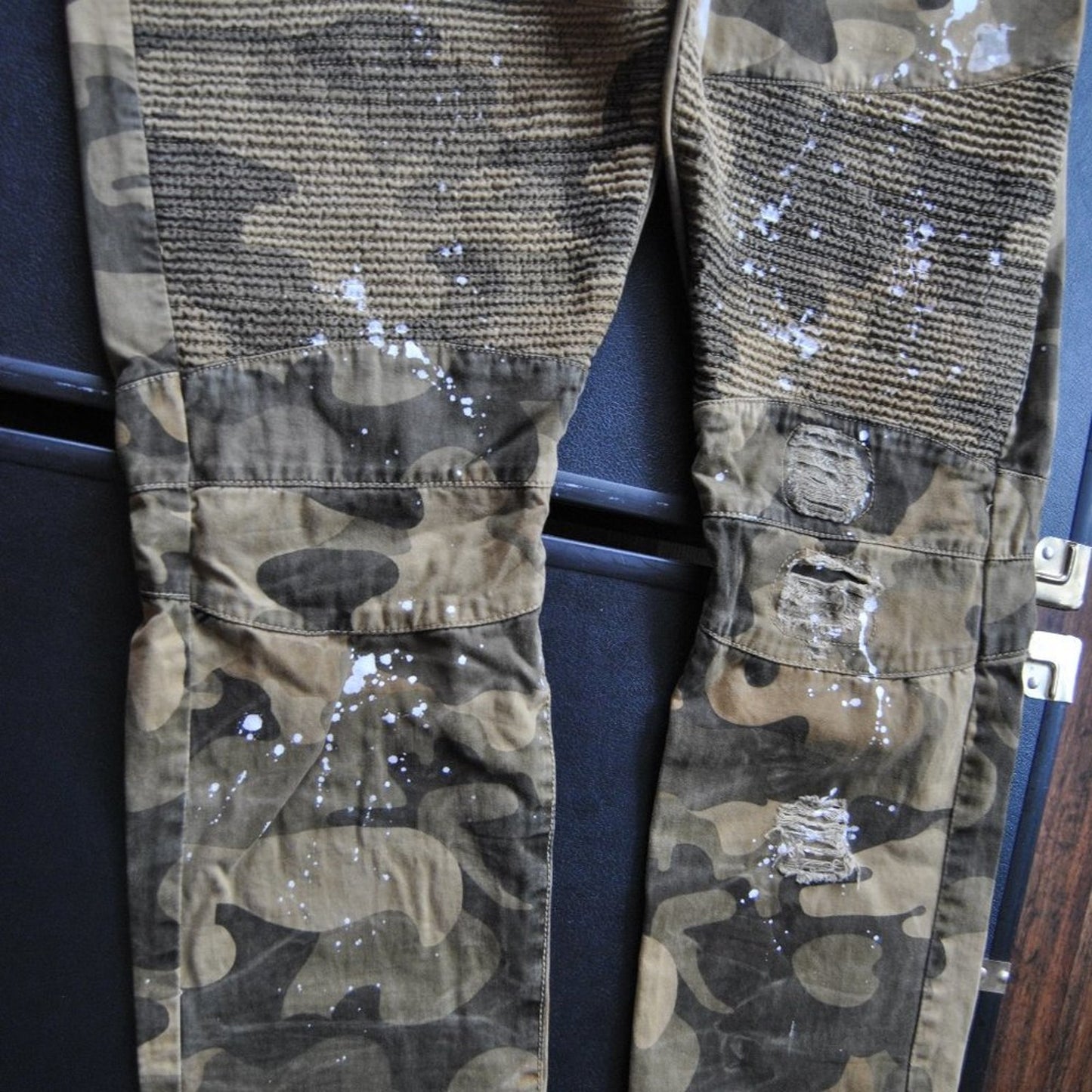 Twenty Two Oz Green Camo with White Paint Splatters Style Pants 42/32