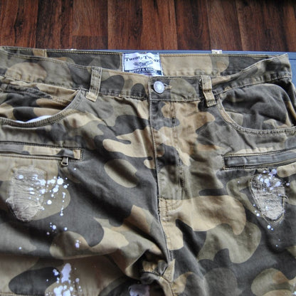 Twenty Two Oz Green Camo with White Paint Splatters Style Pants 42/32