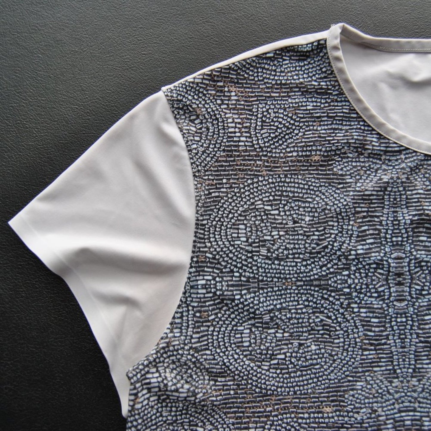 Lululemon Graphic Design White Short Sleeve Shirt Size: 20 inches x 26.5 inches