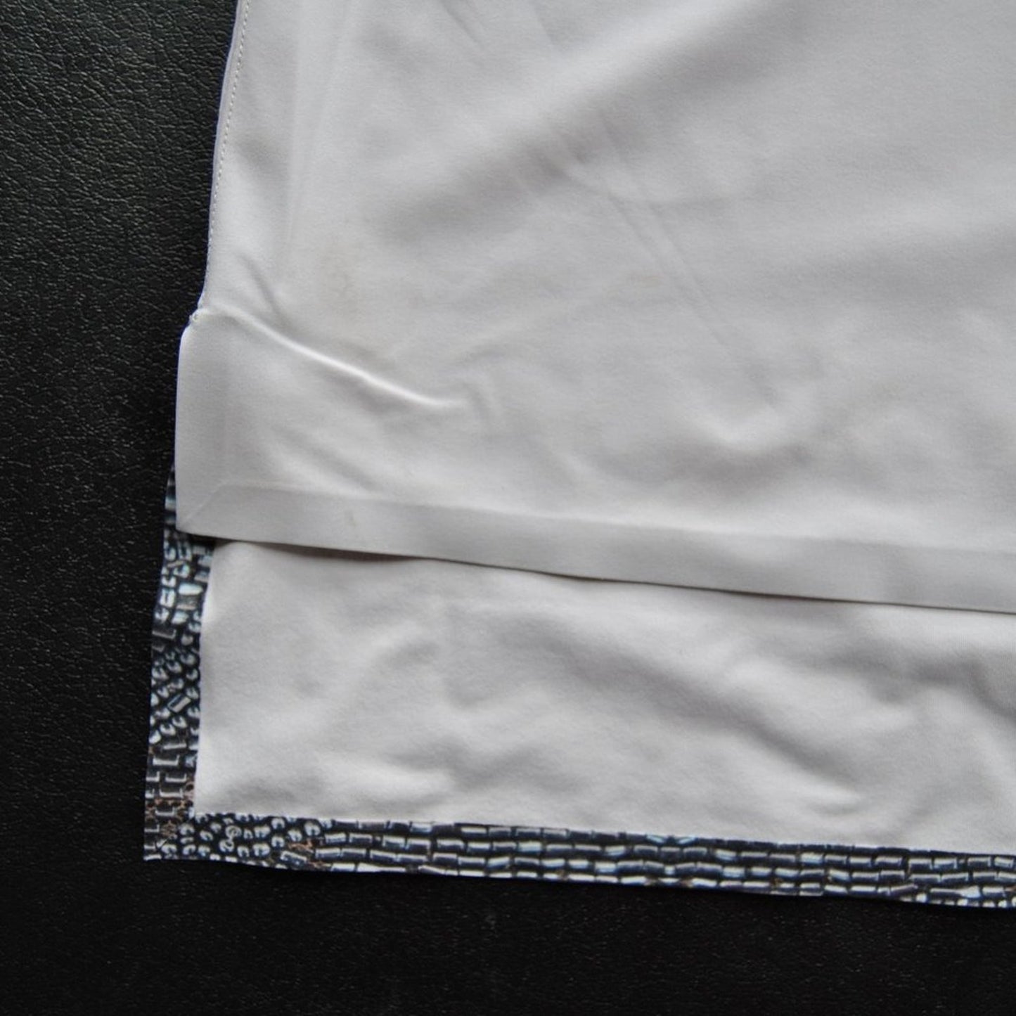 Lululemon Graphic Design White Short Sleeve Shirt Size: 20 inches x 26.5 inches