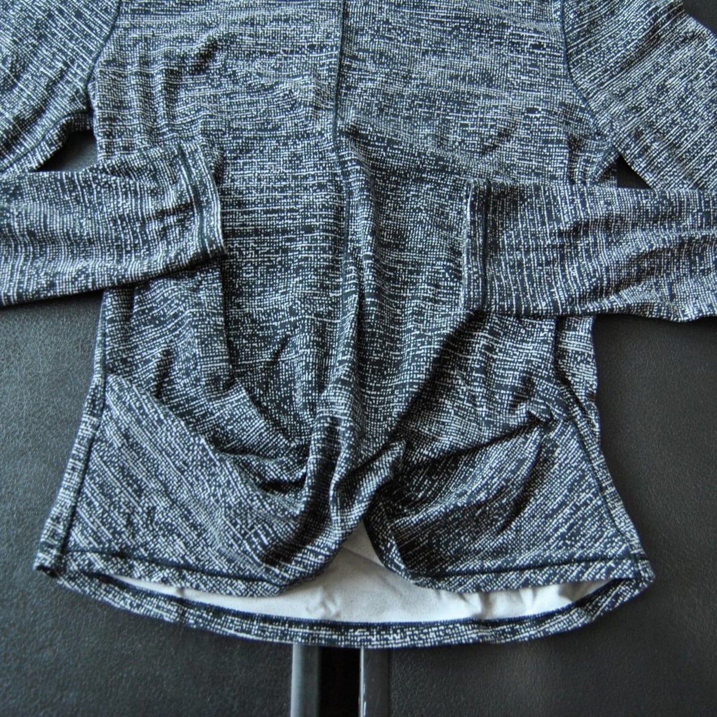 Lululemon Athletica Size 4 Turtle Neck Pullover Sweater Black & White Design