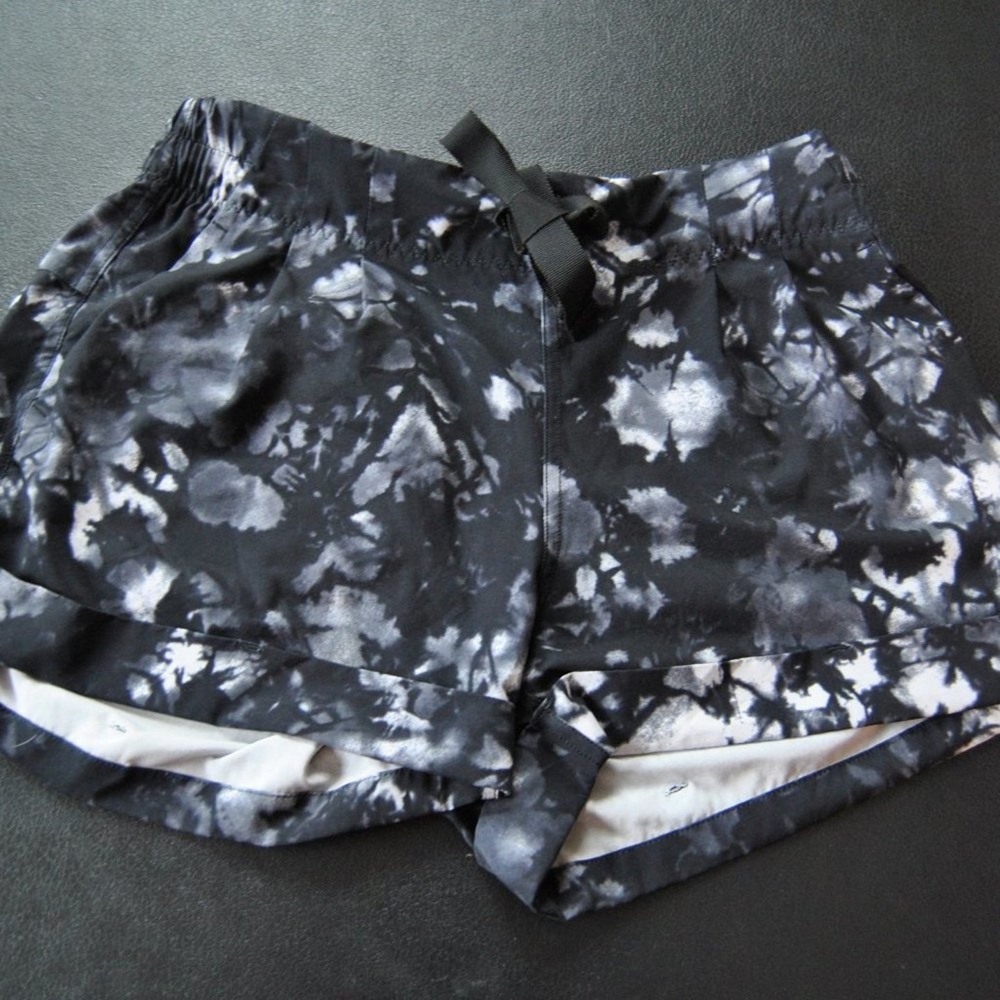 Lululemon Shorts Size 6 Black White Gray Camo