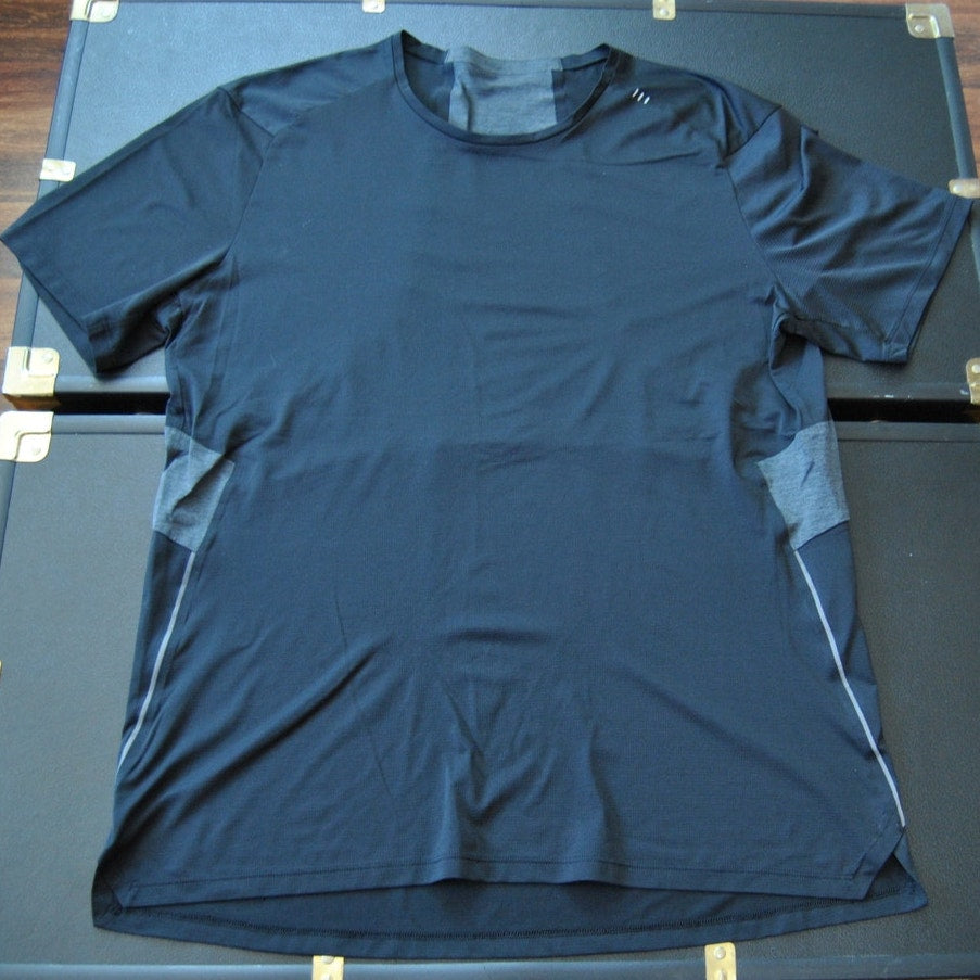 Lululemon Large/X-Large Black & Gray Two-tone Short Sleeve Shirt