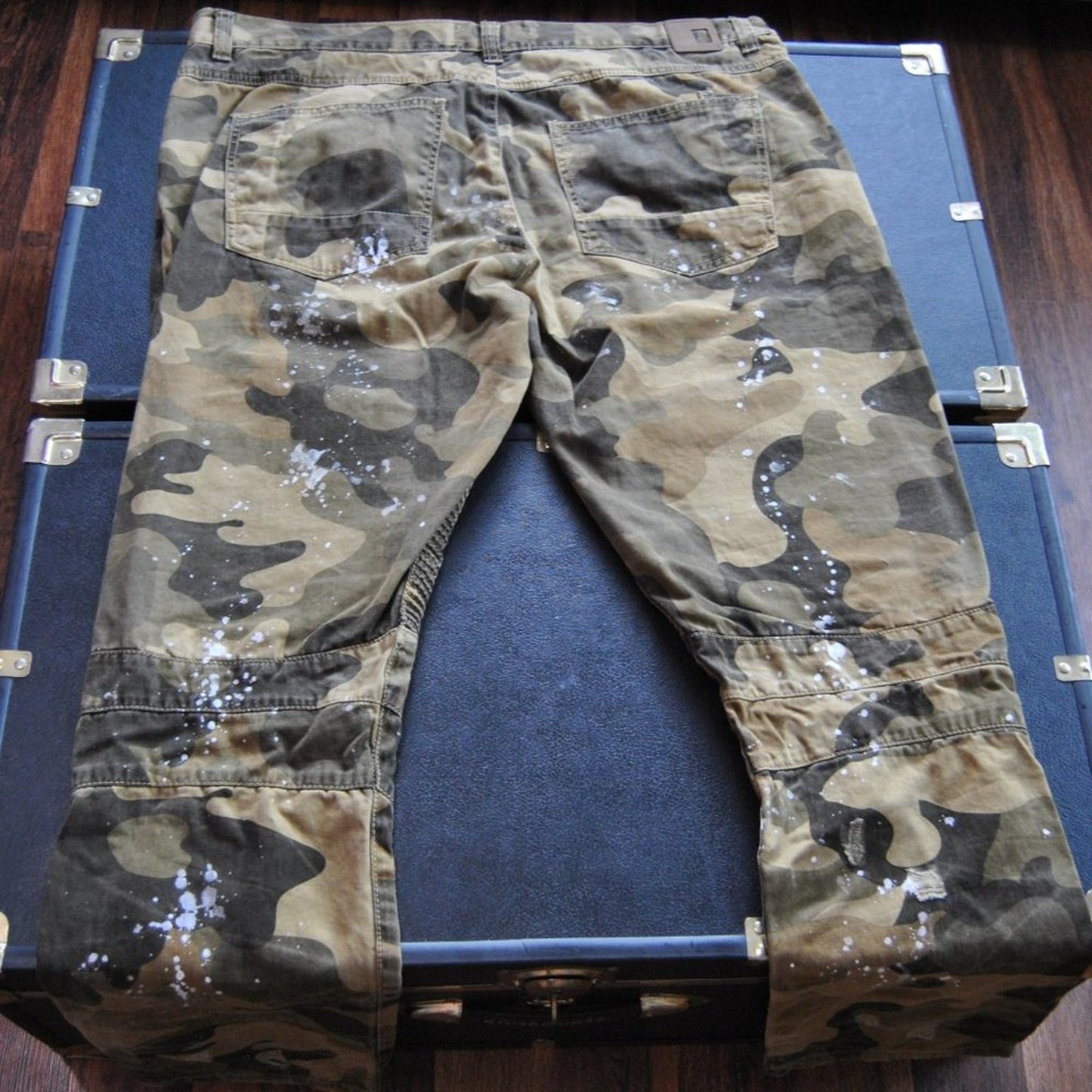 Twenty Two Oz Green Camo with White Paint Splatters Style Pants 42/32