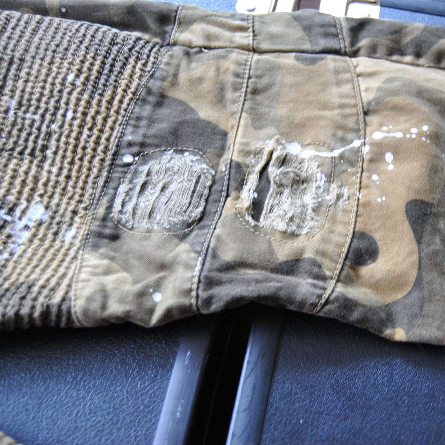 Twenty Two Oz Green Camo with White Paint Splatters Style Pants 42/32