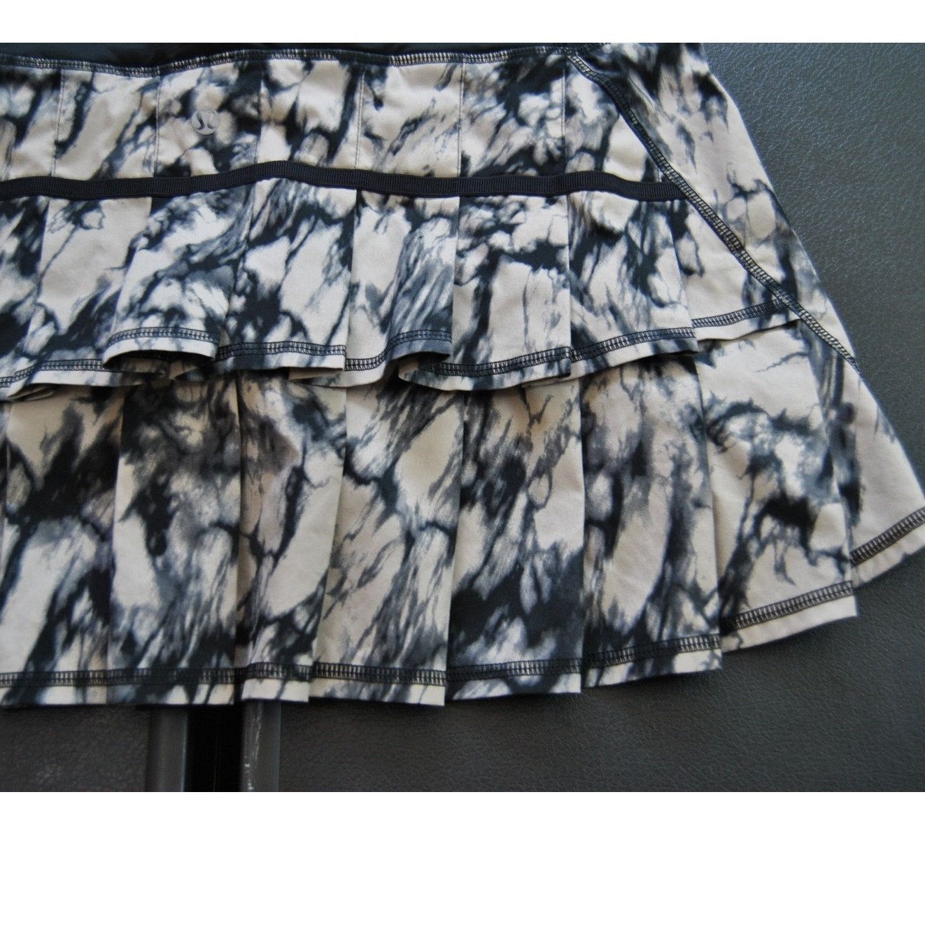 Lululemon Black White Size: 6 Skirt