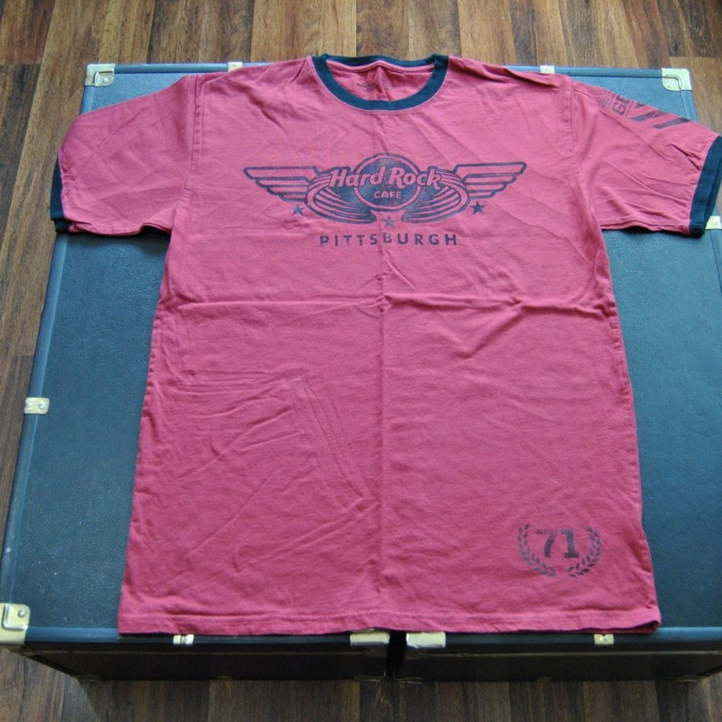 Hard Rock Café Pittsburgh Large Red Short Sleeve Shirt