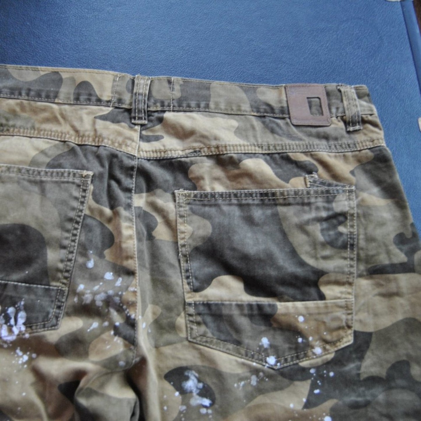 Twenty Two Oz Green Camo with White Paint Splatters Style Pants 42/32